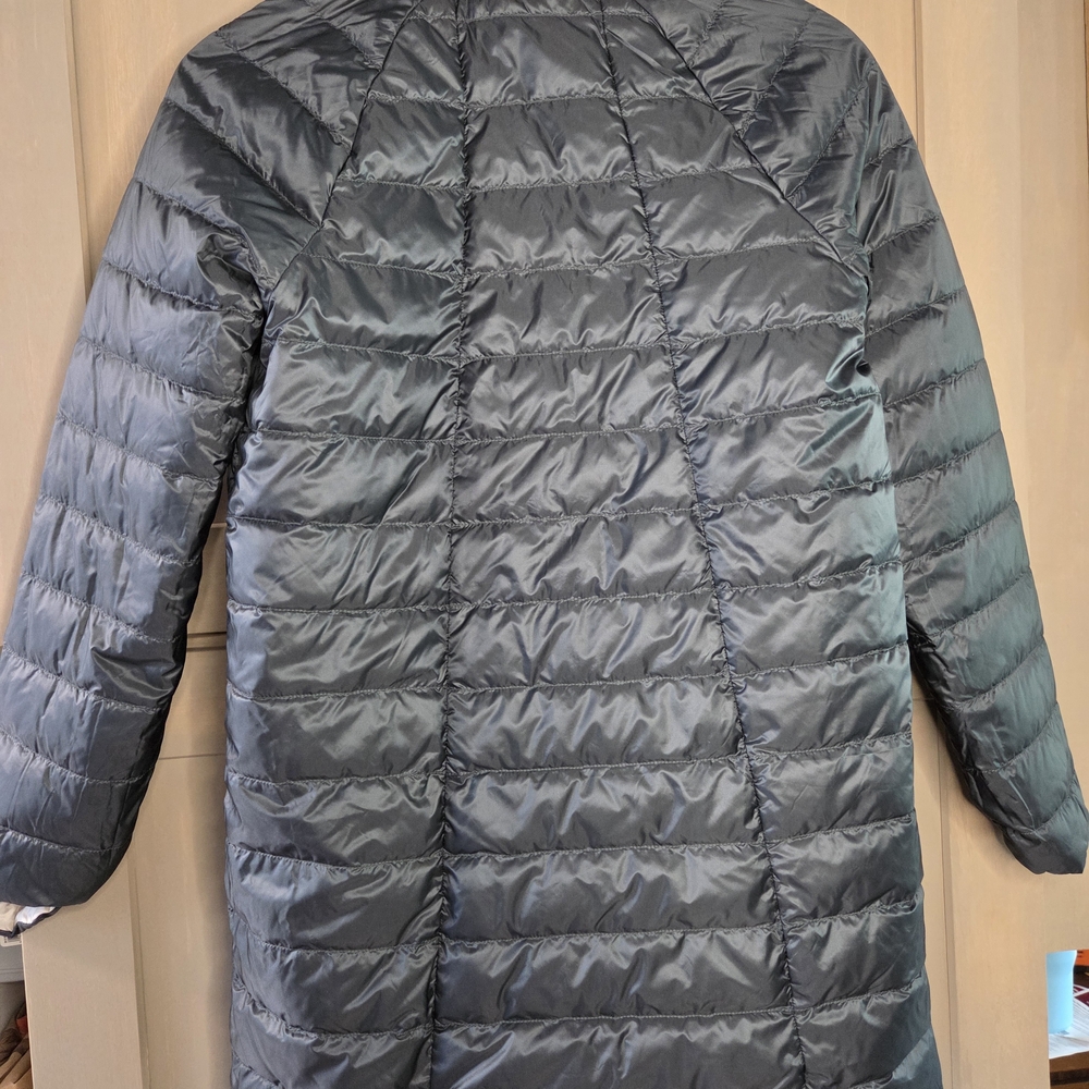Athleta Women's Reversible Puffer Jacket in Dark Gray/Pearl - Picture 2 of 5